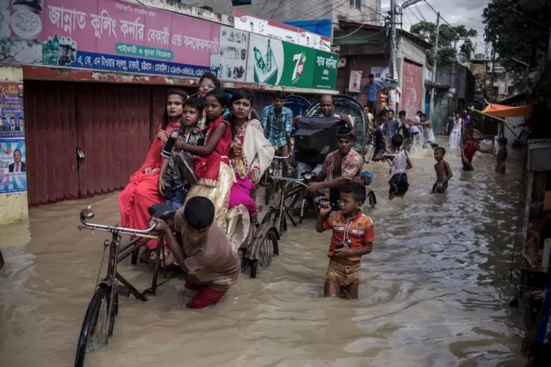 Los habitantes de la ciudad portuaria de Chittagong se han tenido que adaptar a las inundaciones que afectan a 7 de cada 10 viviendas de la urbe. Foto: Jashim Salam 