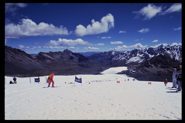 Actividades como esquí sobre hielo y el snowboard se desarrollaban en el Pastoruri. Registro del Campeonato de esquí en la I Semana del Andinismo (1984). Foto: Julio Cesar Sotelo Falcón. 