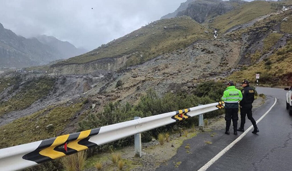 Eventos como huaycos, aluviones e inundaciones se han intensificado por el derretimiento glaciar. Imágen de un huayco en el distrito de Cátac. Fuente: Radio RSD Chimbote, 2022 